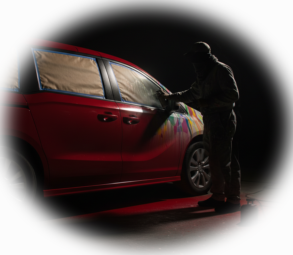 Persona pintando coche con Synergy